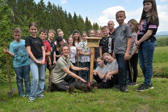 Baum des Jahres: Schwarzenberger Schüler pflanzen Echte Mehlbeere am Waldschulheim - Die Mädchen und Jungen der Klasse 4b der Grundschule Heide aus Schwarzenberg haben in Conradswiese eine Echte Mehlbeere gepflanzt, den Baum des Jahres. Vorn Mitte Anne Borowski, Revierförsterin in Bockau.