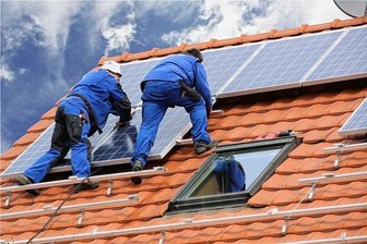 Baum für Solaranlage stutzen? Räte in Aue-Bad Schlema sagen Nein - Eine Solaranlage auf dem Dach eines Wohnhauses.