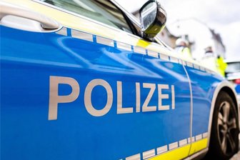 Baum gestreift: Autofahrer (78) hatte fast zwei Promille Alkohol im Blut - Bei einem Unfall bei Triebel streifte ein 78-jähriger Fahrer einen Baum. Der Mann war betrunken.