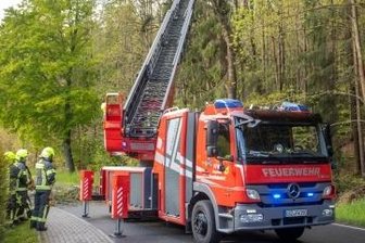 Baum legt Verkehr stundenlang lahm - Mehr als zwei Stunden lang war die Feuerwehr im Einsatz.