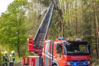 Baum legt Verkehr stundenlang lahm - Mehr als zwei Stunden lang war die Feuerwehr im Einsatz.