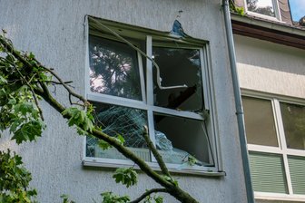 Baum stürzt auf Haus -