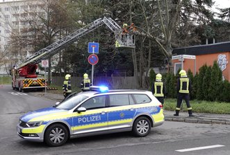 Baum stürzt auf Imbiss - 