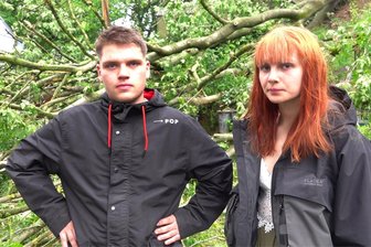 Baum stürzt auf Paar in Chemnitz: Wie zwei junge Ersthelfer das Unglück erlebten - Lukas Knape (21) aus Chemnitz-Wittgensdorf und seine Freundin Leni Petrich (18) befreiten ihre schwer verletzte Nachbarin unter dem umgestürzten Baum. Ihr ebenfalls schwer verletzter Mann wurde durch die Feuerwehr in Sicherheit gebracht. „Unser Wissen aus dem Erste Hilfe-Kurs zum Führerschein hat uns geholfen“, sagen die jungen Leute.