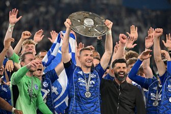 Baumann sieht gute Chancen auf Dzeko-Verbleib - Edin Dzeko soll noch ein Jahr Bundesliga mit Schalke spielen. (Archivbild)