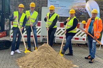Baumarathon in Wilkau-Haßlau: Start für Tiefbauarbeiten von 47 Kilometern Länge - Vertreter von Telekom, Glasfaser Plus und der Baufirma gemeinsam mit Bürgermeister Stefan Feustel (Mitte) beim Spatenstich.