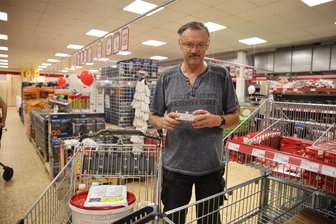 Baumarkt-Eröffnung in Crimmitschau: Das haben die ersten Kunden gekauft - Gleich um die Ecke des neuen Sonderpreis-Baumarktes in Crimmitschau wohnt Peter Voigt. Er hat am Montag zur Eröffnung viele Dinge zum Renovieren gekauft. Auch die anderen Kunden schauten auf Sonderangebote.