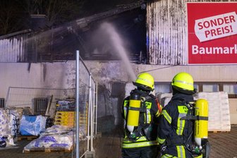 Baumarkt in Plauen brennt in Silvesternacht komplett nieder - 