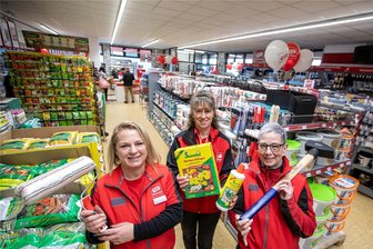 Baumarkt in Plauen nach Großbrand wiedereröffnet: „Anderswo hätten die Leute aufgegeben“ - Filialleiterin Janette Wunderlich, Bezirkschefin Mandy Herrmann und Verkäuferin Heike Thiersch im Baumarkt an der Ricarda-Huch-Straße: Nach dem Brand in der Neujahrsnacht 2023 wurde die Einrichtung am Montag wiedereröffnet.