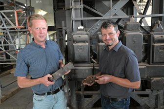 Baumaßnahmen in der Kohlewelt in Oelsnitz vor feierlichem Abschluss - Eröffnung verschoben - Matthias Meyer (l.) und Jan Färber haben auf der Baustelle einiges entdeckt, mit dem sie nicht gerechnet haben.