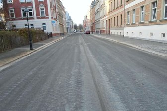 Baumaßnahmen in Zwickau: Heinrich-Heine-Straße wieder freigegeben - Im fertiggestellten Straßenabschnitt erfolgt demnächst noch die Endreinigung.