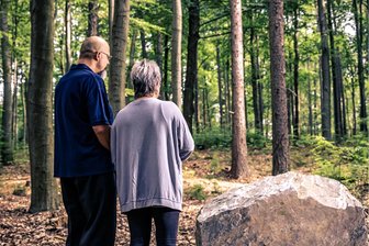 Baumbestattung im Friedwald oder Waldfriedhof: Das sind die Vor- und Nachteile - Viele Menschen möchten sich zu Lebzeiten schon eine Grabstelle in der Natur aussuchen.