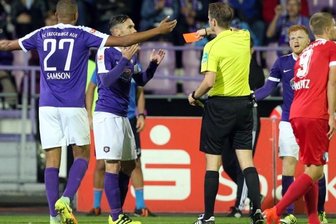Baumeister Dotchev kündigt intensive Arbeit an - Pavel Dotchev Pavel Dotchev - Nicht spielentscheidend, aber unnötig: Schiedsrichter Martin Thomsen zeigt Aues Christian Tiffert Gelb-Rot.
