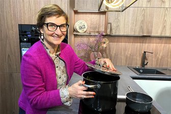 Baumesse Chemnitz: Diese Tipps haben Unternehmen aus Mittelsachsen - Heike Sigg ist Geschäftsführerin der Ratiomat Einbauküchen GmbH mit Sitz in Leubsdorf. Sie informierte zur Baumesse Chemnitz unter anderem über den Dunstabzug im Kochfeldbereich. Der Familienbetrieb hat in Leubsdorf 150 Beschäftigte.