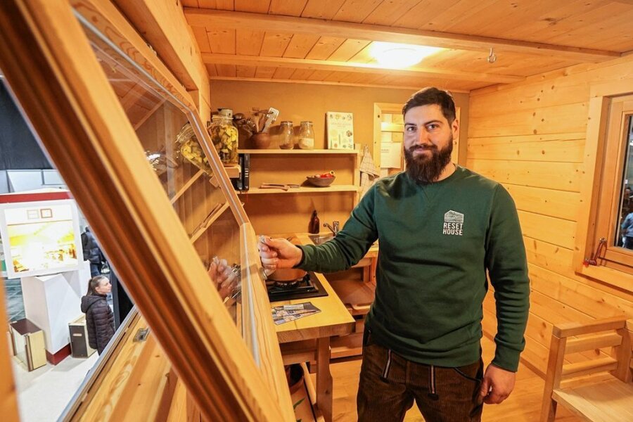 Baumesse Chemnitz: Tipps zum nachhaltigen Sparen von Energiekosten gefragt wie nie - Vergleichsweise klein, aber oho: Philipp Siegel von der Firma Reset House in einem aus massivem Fichtenholz gefertigten mobilen Minihaus. 