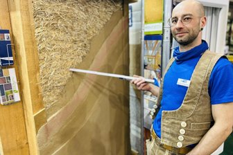 Baumesse „Haus 2026“ in Dresden eröffnet: „Ein Haus ist kein Industrieprodukt“ - Levin Schwörer ist praktischer Bauleiter bei Pfennig-Bau in Oschatz. Auf der Baumesse „Haus 2026“ in Dresden präsentiert er ein Strohelement für den modularen Hausbau.