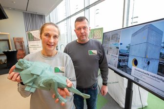 Baumesse im Vogtland und der Fluch der steigenden Preise: „Zur Not müssen wir das Grundstück wieder verkaufen“ - Romy Dietrich, Geschäftsführerin von BB Beton und Bauwaren (hier mit Werkleiter Sebastian Heinrich), zeigt auf der Plauener Baumesse das Modell einer Skulptur, deren Betonelemente das Unternehmen für die Stadt Stockholm gefertigt hat.
