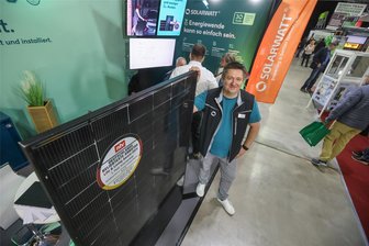 Baumesse in Chemnitz: Thema Energie steht im Mittelpunkt - Andrè Broschwitz, Betriebsleiter von Solarwatt, berät Interessenten zu Komplettlösungen für die solare Energieversorgung im Eigenheim.