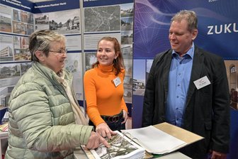 Baumesse Zwickau: Viele Vorhaben scheitern an der Finanzierung - Ingrid Gilg (links) im Gespräch mit Tina Thieme, Sachgebiet Liegenschaften, und Jens Raußer vom Stadtplanungsamt der Stadt Zwickau.