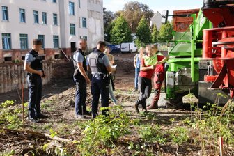 Baumfällung in Chemnitz erneut vereitelt: Anwohner rufen die Polizei - Herbeigerufene Polizeibeamte im Gespräch mit der Baumfällfirma.