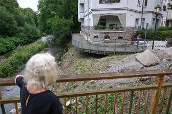 Baumfällung und Wegsperrung wegen Reparatur in der Chemnitz - Der Holzsteg an der Lohrstraße ist während der Bauarbeiten im Chemnitz-Fluss gesperrt.
