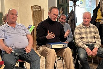 Baumfällungen im Schutzgebiet bei Lichtenwalde: Bürger fordern Antworten - Ben Fleischer (M.) und Lutz Röder (r.) vom Nabu-Regionalverband Erzgebirge stärken der Bürgerinitiative „Kahlschlag in Lichtenwalde stoppen“ den Rücken.