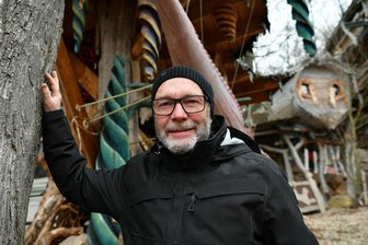 Baumhaushotel „Kriebelland“ vor dem Start in die Saison: Wässern gegen den Klimawandel - Im Baumhaushotel „Kriebelland“ an der Talsperre Kriebstein: Steffen Mäding an einem Bergahorn. Die Bäume werden regelmäßig geprüft.