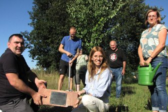 Baumpflanzaktion in Geringswalde: Ein lebendiges Denkmal für verstorbenen Altbürgermeister Rainer Eckert - David Rausch und Cindy Reimer mit dem Namensschild. Rechts: Stadtchefin Sandra Fischer.