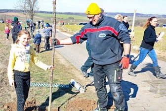 Baumpflanzaktion in Langenbernsdorf: Alle machen mit - Marcus Meusel pflanzte mit seiner Tochter Meike einen der elf Kirschbäume am Viehweg oberhalb von Niederalbertsdorf. "Gemeinsam Wurzeln schlagen" lautet das Motto der Aktion.