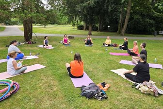 Baumwollpark Flöha wird wieder bunt: Park-Picknick verspricht Sommerzauber - Es wird auch 2026 zum Picknick im Park an der Alten Baumwolle in Flöha ein Yoga-Angebot geben.