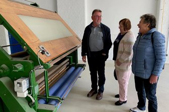 Baumwollspinnerei in Mittweida verwandelt sich in Lofts: „Aus der Garnvorbereitung wird ein Wohnzimmer“ - Rolf Gey (von links), Brigitte Schneider und Anneliese Jakob erinnern sich gern an ihre Arbeitszeit in der Baumwollspinnerei zurück.