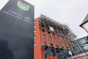 Baupfusch am Landratsamt: Erzgebirgskreis und Planer einigen sich auf Vergleich - Seit anderthalb Jahren sind Teile des Landratsamtes in Annaberg-Buchholz wieder eingerüstet. Ein Ende der Bauarbeiten ist in Sicht. Vor Gericht hingegen wird weiter um einen Millionenbetrag gestritten. 