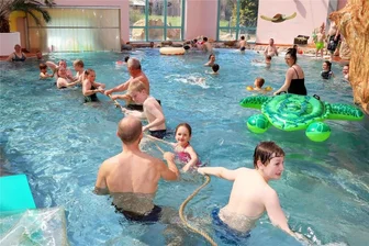 Baupfusch am „Webalu“ in Werdau: Stadt bekommt eine halbe Million Euro - Das Hallen- und Freibad „Webalu“ ist auch bei großen und kleinen Besuchern von außerhalb beliebt. Ein jahrelanger Rechtsstreit über einen Pfusch am Hallendach ist nun beendet.