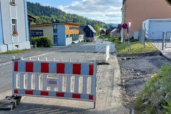Baupfusch? Warum die Auerbacher Straße in Klingenthal derzeit wieder eine Baustelle ist - Die Auerbacher Straße/B 283 in Klingenthal ist derzeit wieder eine Baustelle.