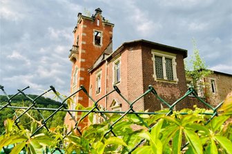 Baupläne für Wilisch-Villa in Bad Schlema: Ortschaftsrat schickt Forderungskatalog an potenzielle Investoren - Die Wilisch-Villa in Oberschlema bietet seit vielen Jahren keinen herrschaftlichen Anblick mehr. Sie verfällt – und soll Neubauten weichen. Wie diese aussehen sollen, hat der Ortschaftsrat jetzt zu Papier gebracht.