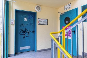 Baupläne in Reichenbach reichen von der Schule bis zum Stadtpark - Dort, wo sich heute im Parkhaus an der Marienstraße die Behinderten-Toilette befindet, will die Stadt ein Unisex-WC einrichten. Der Anfang der Arbeiten war ursprünglich bereits 2022 geplant. 