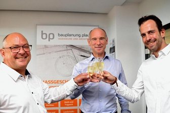Bauplanung Plauen eröffnet Niederlassung in Berlin - Auf gutes Gelingen: Geschäftsführer Karsten Kroll, Niederlassungsleiter Stefan Matthys und Tobias Piechocki (von links).