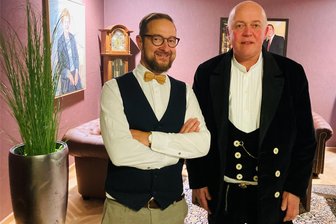 Baupreise, Nachwuchsmangel und Co.: Wo Tischlern im Erzgebirge der Schuh drückt - Ingolf Köhler (l.) aus Wiesenbad und Jörg Schröder aus Stützengrün teilen die Liebe zum Tischlerberuf. Seit mehr als 25 Jahren üben sie ihn aus – und kamen jetzt für einen besonderen Anlass in Aue zusammen.