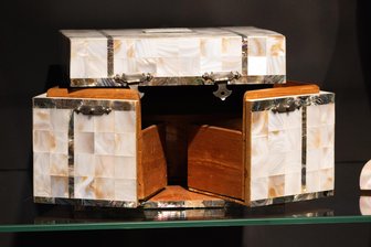 Bauprodukte-Hersteller aus Bayern findet Inspiration im Vogtland - Das einzigartig schimmernde Perlmutt wurde in der Vergangenheit für Dekorationszwecke verarbeitet. Ein Bauproduktehersteller ließ sich davon inspirieren und will eine Fassade mit vergleichbarer Optik entwickeln.