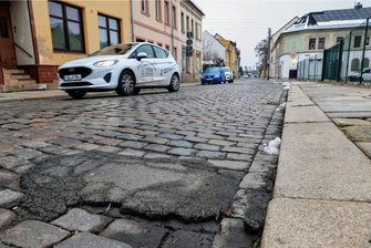 Bauprogramm: Wofür Meerane bis 2026 das Geld ausgeben will - Eine Holperpiste in Meerane: Die Rosa-Luxemburg-Straße als Verbindung zwischen Leipziger Straße und Crotenlaider Straße. Die Baukosten sind mit einer Million Euro veranschlagt. 