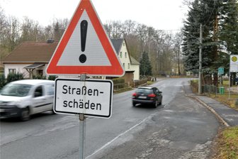Bauprojekt in Brand-Erbisdorf auf Eis: Talstraße muss weiter warten - Seit den 1990er-Jahren sollen das Erbisdorfer Wassers und die Fahrbahn in dem Bereich der Talstraße in St. Michaelis saniert werden.
