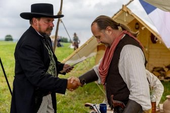 Baurecht für Westernstadt rückt näher - Vor Kurzem probten Akteure der künftigen Westernstadt "Old Miners Creek" schon einmal ihr Rollenspiel. Entstehen soll diese bei Geyer. Dafür koordiniert die Stadt ein Verfahren, um Baurecht zu schaffen.