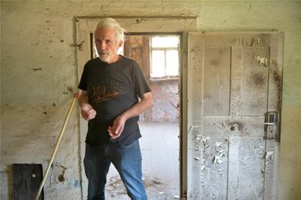 Bauruine in Halsbrücke soll Radlerpension werden - Es gibt viel zu tun: Tobias Neubert will in Halsbrücke ein denkmalgeschütztes Hüttenarbeiterwohnhaus sanieren. Der 60-Jährige hat die „Freie Presse“ zu einem Rundgang durch das etwa 200 Jahre alte Gebäude eingeladen. Er möchte in dem Einzelobjekt des Unesco-Welterbes Montanregion Erzgebirge eine Radfahrer-Pension einrichten.