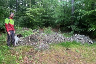 Bauschutt mit Asbest im Vogtland in den Wald gekippt: „Das ist kriminell“ - Revierleiter Eric Specht fand zuletzt Bauschutt mit Asbestbestandteilen im vogtländischen Wald.