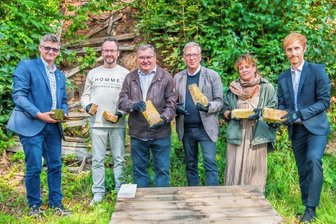 Baustart am alten Ringbrandkalkofen - Mike Lang (l.), Vorsitzender des "Fördervereins Wildenfelser Zwischengebirge", mit Verbündeten des Vereins beim Baustart für die Rettung des Ringofens, der noch unter dem Erdhügel dahinter verborgen ist. 