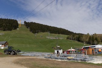 Baustart am Fichtelberg: Eine neue Attraktion soll am 1. Mai öffnen - An der Talstation der Vierersesselbahn am Fichtelberg liegt Material für den Alpine Coaster sowie für den „Adventure Jump and Slide Park Oberwiesenthal“ bereit. Beide Attraktionen werden in den nächsten Wochen errichtet.