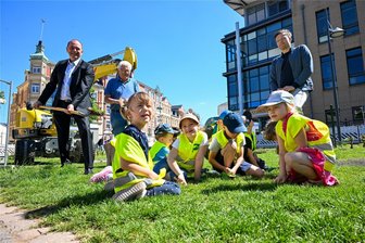 Baustart am Johannisplatz in Limbach-Oberfrohna: Wann wird der Platz zur Fußgängerzone? - Die Kinder der Limbacher Kita „Am Wasserturm“ unterstützen OB Gerd Härtig (links) beim Spatenstich für den Umbau des Johannisplatzes. Los geht es mit den Bauarbeiten für einen neuen Spielplatz.