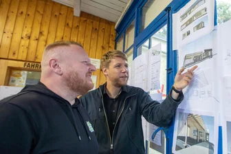 Baustart am Syratal: Plauener Parkeisenbahn erhält neues Empfangsgebäude - Parkeisenbahn-Betreiber Marcel Kaiser (links) und Plauens Chef-Stadtplaner Markus Löffler freuen sich, dass es nun endlich mit dem Bau losgeht.
