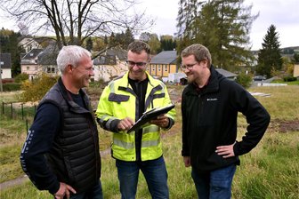 Baustart: Erzgebirgsstadt legt mit Millionenprojekt los - Jens Brendel, Präsident des Erzgebirgischen Heimatvereins (v. l.), Bauleiter Tilo Ullrich und Bauamtsleiter Thomas Illmann beim offiziellen Baustart für den Multifunktionsplatz am Schleifenweg in Oelsnitz.