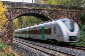 Baustart für Brücke wohl nicht vor 2025 - Die wohl um 1852 erbaute Brücke über die Bahngleise an der Diebstraße in Lauenhain ist seit Jahren marode. Abriss und Neubau sind längst beschlossen, doch Baurecht gibt es bisher noch nicht.